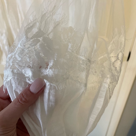 ❄️☃️wintry white date night sheer just a bit  to opaque blouse size M/L NWOT 🔥 - Picture 3 of 6